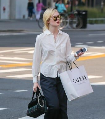 The Hollywood Starlet’s Radiant Simplicity: Captivating Even in Casual Attire