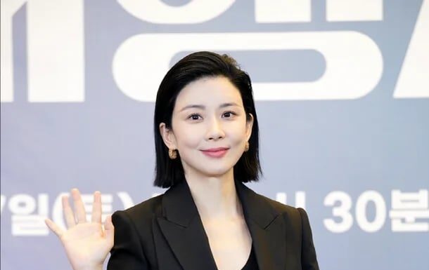 The Ultimate Style Guide: 5 Essential Pieces to Build a Timeless Wardrobe After 40, Inspired by Lee Bo Young’s Elegant Evolution