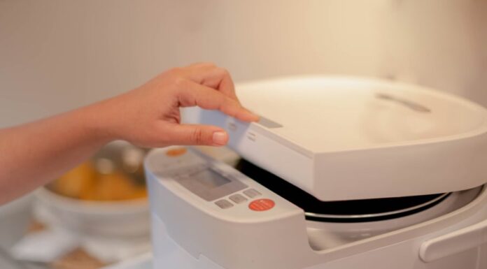 “The Secret Button: How a Tiny Feature in Your Rice Cooker Can Cut Your Electricity Bill in Half”