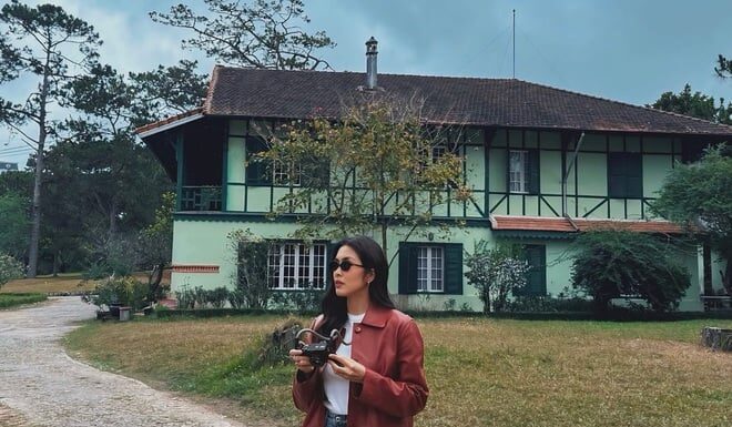 “Keep it Simple, Keep it Stylish: Take a Leaf Out of Hà Tăng’s Book for the Ultimate Jean Outfits”