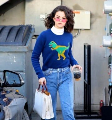 The Ultimate Guide to Mastering the Art of Styling Skinny Jeans: Channeling Selena Gomez’s Alluring Ensemble