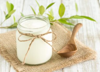 The Ultimate Guide to Yogurt Face Masks: 5 Recipes for Clear, Firm and Glowing Skin