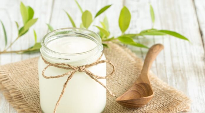 The Ultimate Guide to Yogurt Face Masks: 5 Recipes for Clear, Firm and Glowing Skin