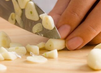 The Magic Ingredient to Neutralize Onion and Garlic Odor on Your Hands: Transforming the Scent in Just a Minute