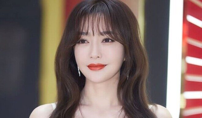 The Latest Short Hairdo Has the “Fairest Empress On Screen” Looking 10 Years Older, a Big No-No for the 40+ Crowd