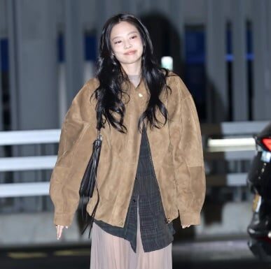 The Ultimate Guide to Airport Chic: Unveiling the Most Coveted Handbags Adored by Korean Celebrities