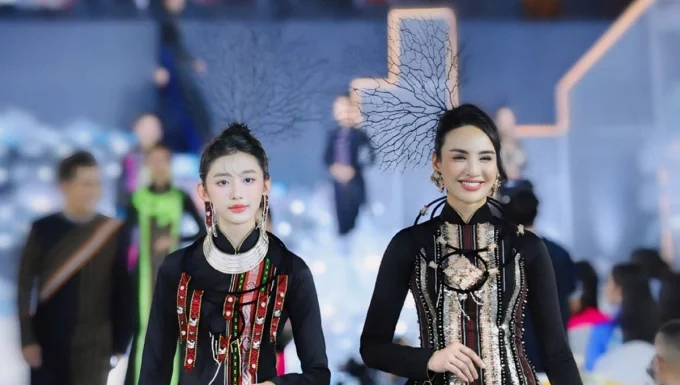 The Teenage Girl Who Stole the Show: A 15-Year-Old’s Stunning Beauty and Poise Rival That of a Reigning Beauty Queen