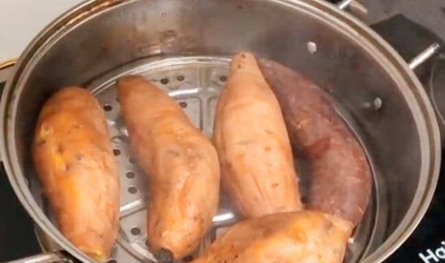 The Ultimate Hack to Cooking Potatoes – No Water Needed! This Magic Ingredient Makes Potatoes Fluffy, Buttery, and 3 Times Tastier.