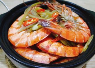 The Secret to the Perfect Shrimp Broth: A Leafy Twist for a Bold, Sweet Flavor