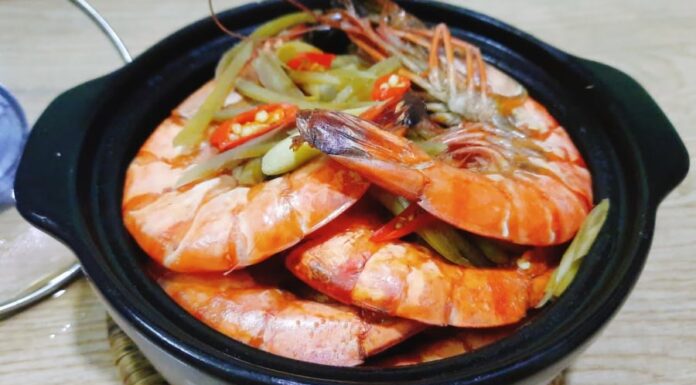 The Secret to the Perfect Shrimp Broth: A Leafy Twist for a Bold, Sweet Flavor