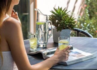 6 Amazing Health Benefits of Drinking a Glass of Warm Lemon Water in the Morning