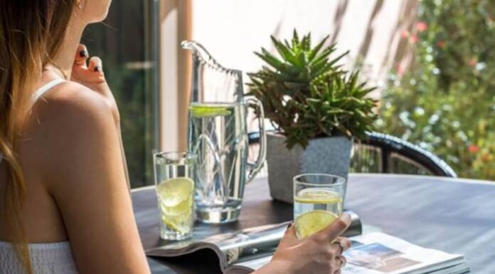 6 Amazing Health Benefits of Drinking a Glass of Warm Lemon Water in the Morning