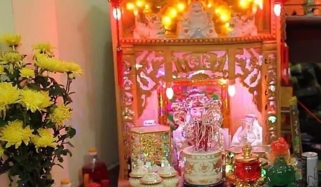 The Secret to Wealth: Unveiling the Left-Side Flower Arrangement on Ancestral Altars