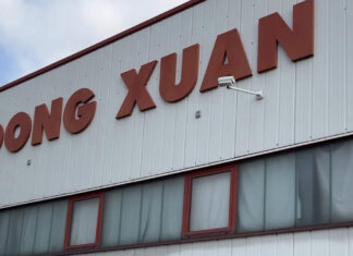 Exploring Dong Xuan Market in Germany, Vietnamese Tourists Amused by the Unique Sales Style