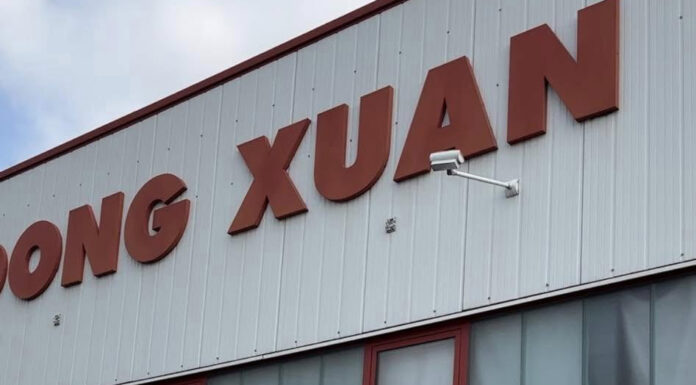 Exploring Dong Xuan Market in Germany, Vietnamese Tourists Amused by the Unique Sales Style