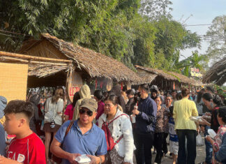 The Countryside Market by the River: A Festive Attraction