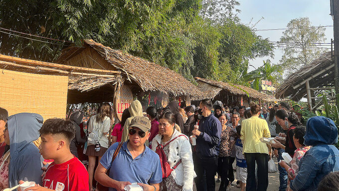 The Countryside Market by the River: A Festive Attraction