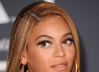 The Y2K Style Revival: Glittering Hair Extensions for a Fun, Flirty Look