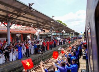 Two Reunification Express Trains Meet in Da Nang