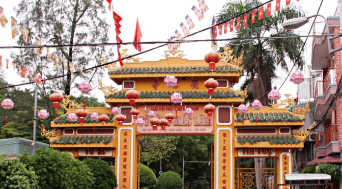 The Golden Sanctuary: Unveiling the 300-Year-Old Temple and its Treasured Gilded Artifacts in Vietnam’s Bustling Metropolis