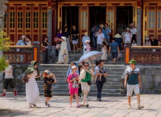 The Fall of a Dynasty: A Throne’s Demise