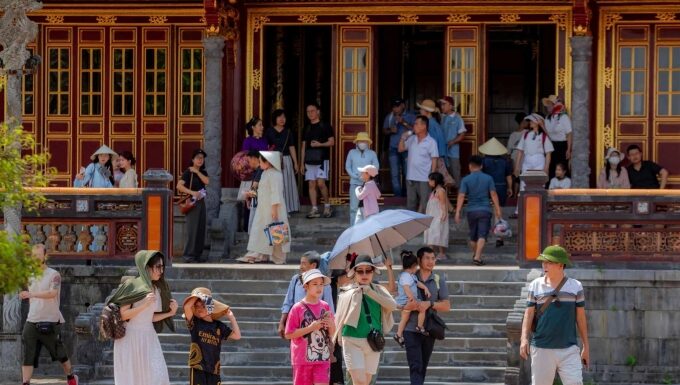 The Fall of a Dynasty: A Throne’s Demise