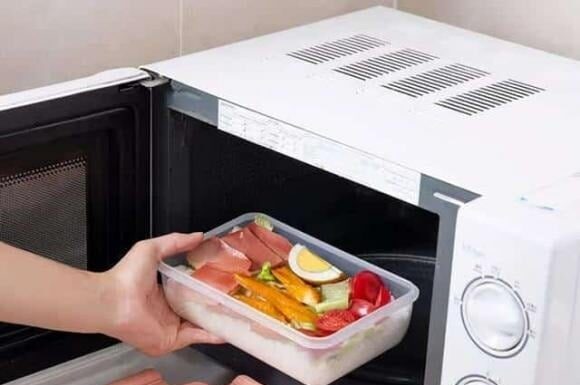 The Cooking Style That Creates Billions of Microplastic Particles in 3 Minutes: A Common Mistake in Many Vietnamese Households