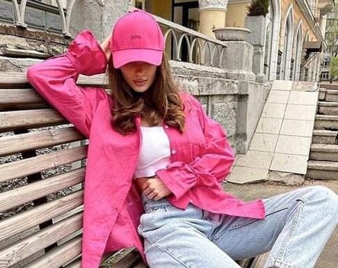 4 Colors Middle-Aged Women Should Avoid Wearing to Stay Clear of the ‘Tacky’ Label