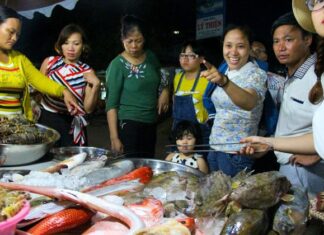 “An Early Morning Seafood Extravaganza: Exploring the Bustling Night Market of Ly Son Island”