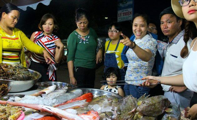 “An Early Morning Seafood Extravaganza: Exploring the Bustling Night Market of Ly Son Island”