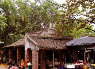 The Ancient Market in the Heart of Hung Yen: A Century-Old Destination for Foodies.