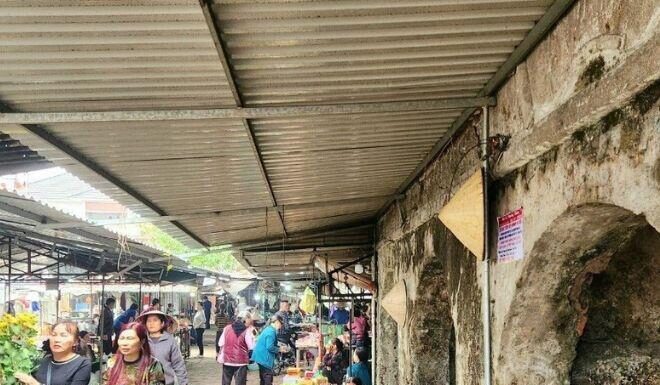 The Architectural Marvel: A Century-Old Marketplace in Hai Duong, a Living Testament to History and Local Pride.