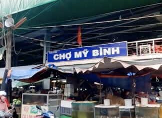 The Heart of An Giang: A Bustling Marketplace
—