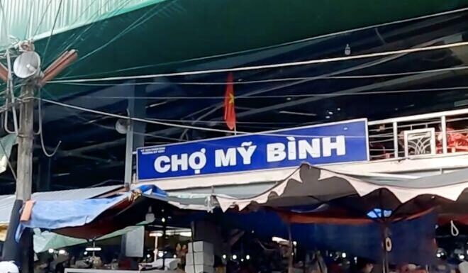 The Heart of An Giang: A Bustling Marketplace
—