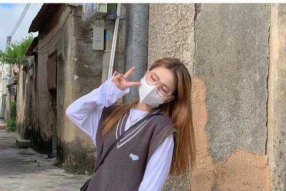 The Ultimate Guide: 7 Ways to Style a Vest and Look Fabulous All Week Long