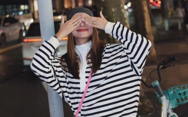 The Ultimate Guide to Mastering the Art of Striped Shirt Styling: A Lesson from Vietnam’s Leading Ladies