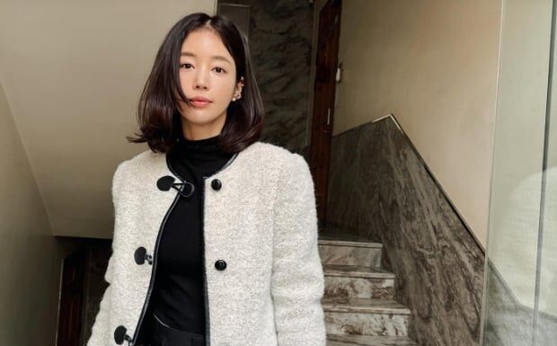 10 Chic Ways to Style a Light-Colored Jacket for Women Over 40