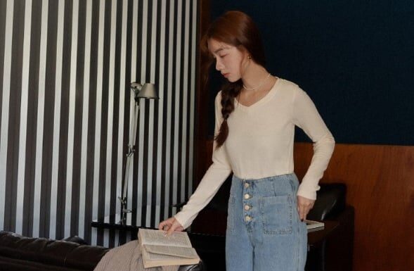 10 Styling Tips to Rock a T-Shirt and Jeans With Edge and Elegance