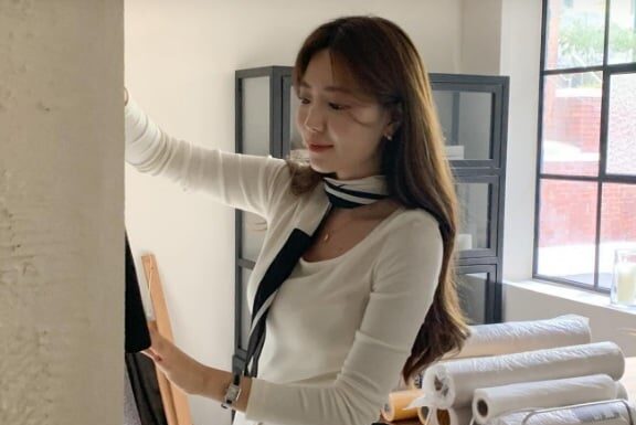 9 Creative Ways to Style a T-Shirt for a Youthful, Dynamic Vibe