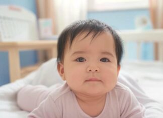 Title: Newborns on the Third Day of the Lunar Month: Blessed by the Heavens, Destined for a Fortunate Life, Bringing Joy to Their Parents