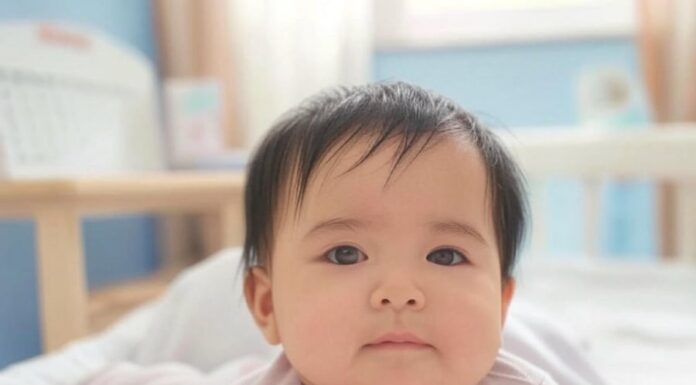 Title: Newborns on the Third Day of the Lunar Month: Blessed by the Heavens, Destined for a Fortunate Life, Bringing Joy to Their Parents