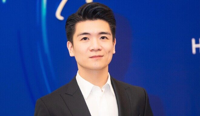 “A Proud Single Father: Entrepreneur Do Quang Vinh Welcomes His Third Child, Cradling His ‘Little Angel'”