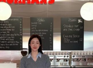 10 Style Tips for Women Over 40 to Look Chic in Mini Skirts