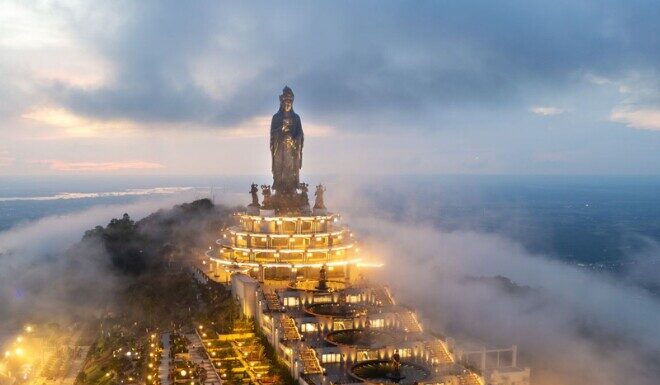 The Ultimate Guide to Scaling the “Roof of the South”: Unveiling the Mystique of a Tragic Love Story and Its Enigmatic Dreams in Vietnamese History
