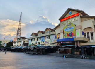 “A Food Lover’s Paradise in Phu Yen: Indulge in Delicious Delicacies at the Local Market for Under $1”