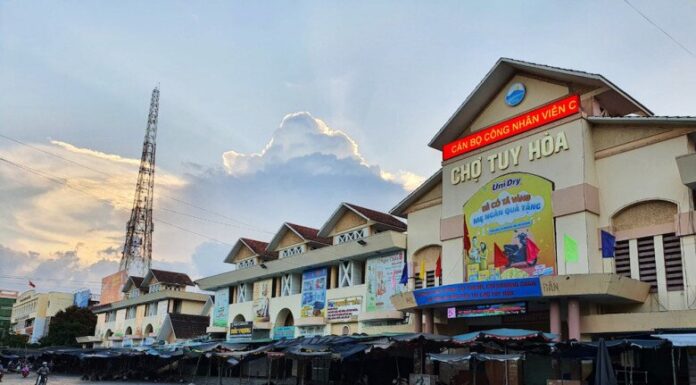 “A Food Lover’s Paradise in Phu Yen: Indulge in Delicious Delicacies at the Local Market for Under $1”