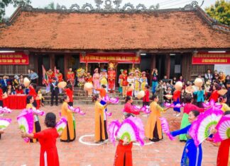 “The Unique Bride-Seeking Festival in Hanoi: A Tale of Devoted Beauties and the Trưng Sisters’ Legacy.”