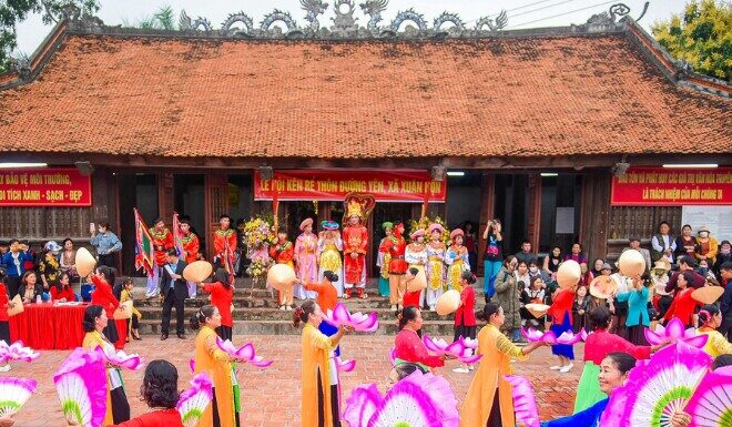 “The Unique Bride-Seeking Festival in Hanoi: A Tale of Devoted Beauties and the Trưng Sisters’ Legacy.”