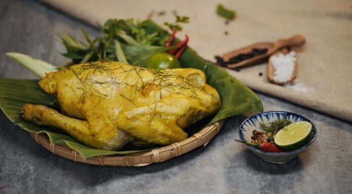 “Poach Chicken in Plain Water: This Simple Method Yields Tender, Delicious Meat Worthy of a 5-Star Restaurant”