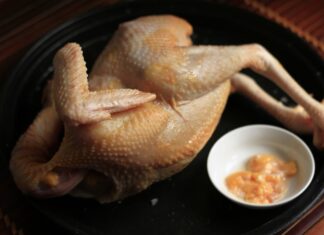 “The Ultimate Guide to Making Golden-Skinned, Tender Salt-Marinated Chicken: A Fail-Proof Recipe for Succulent Deliciousness”